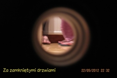 za zamknitymi drzwiami za zamknitymi drzwiami